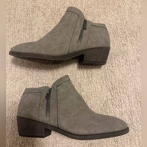Women’s Gray Women's Ankle Boots Maurice’s Excellent Used Condition Size 11M